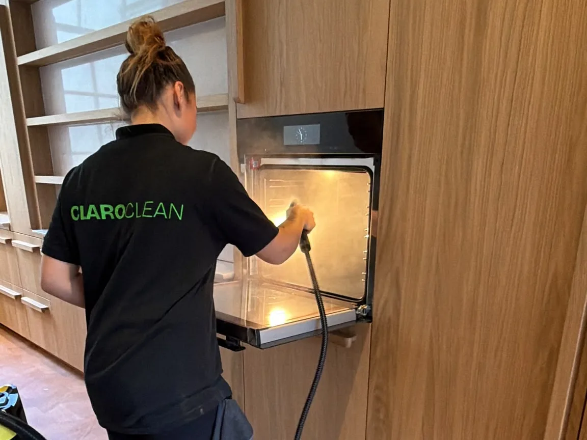 Claro Clean schoonmaker aan het werk