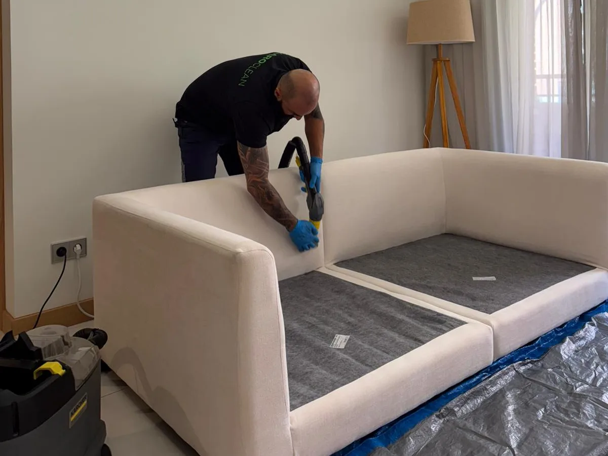 Claro Clean schoonmaker reinigt een bank